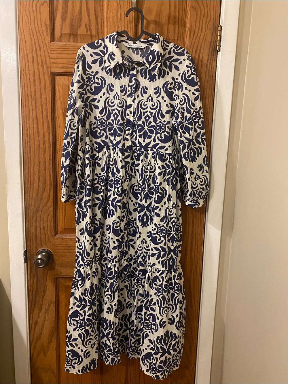 Women's Zara Long Sleeve Tiered
Maxi Dress Blue & White Print Sz Large
EUC
